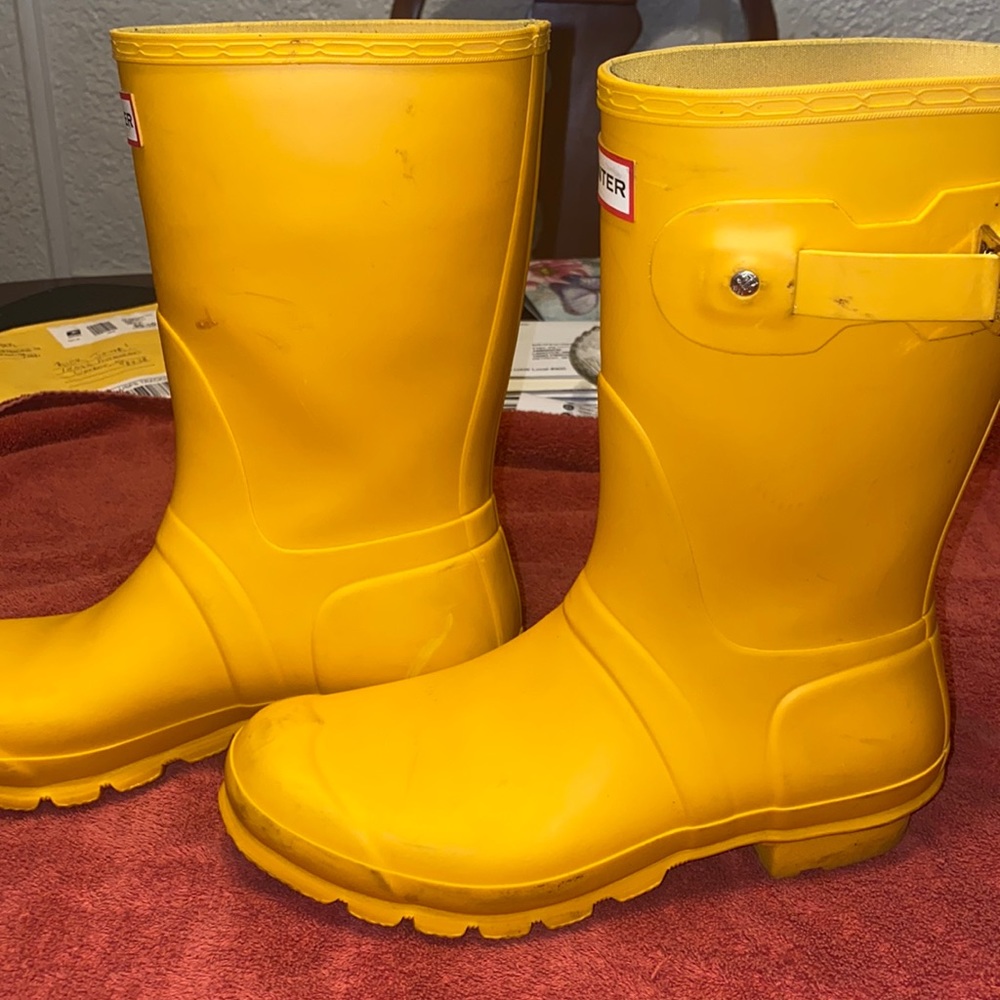 Yellow size 9 hunter boots
